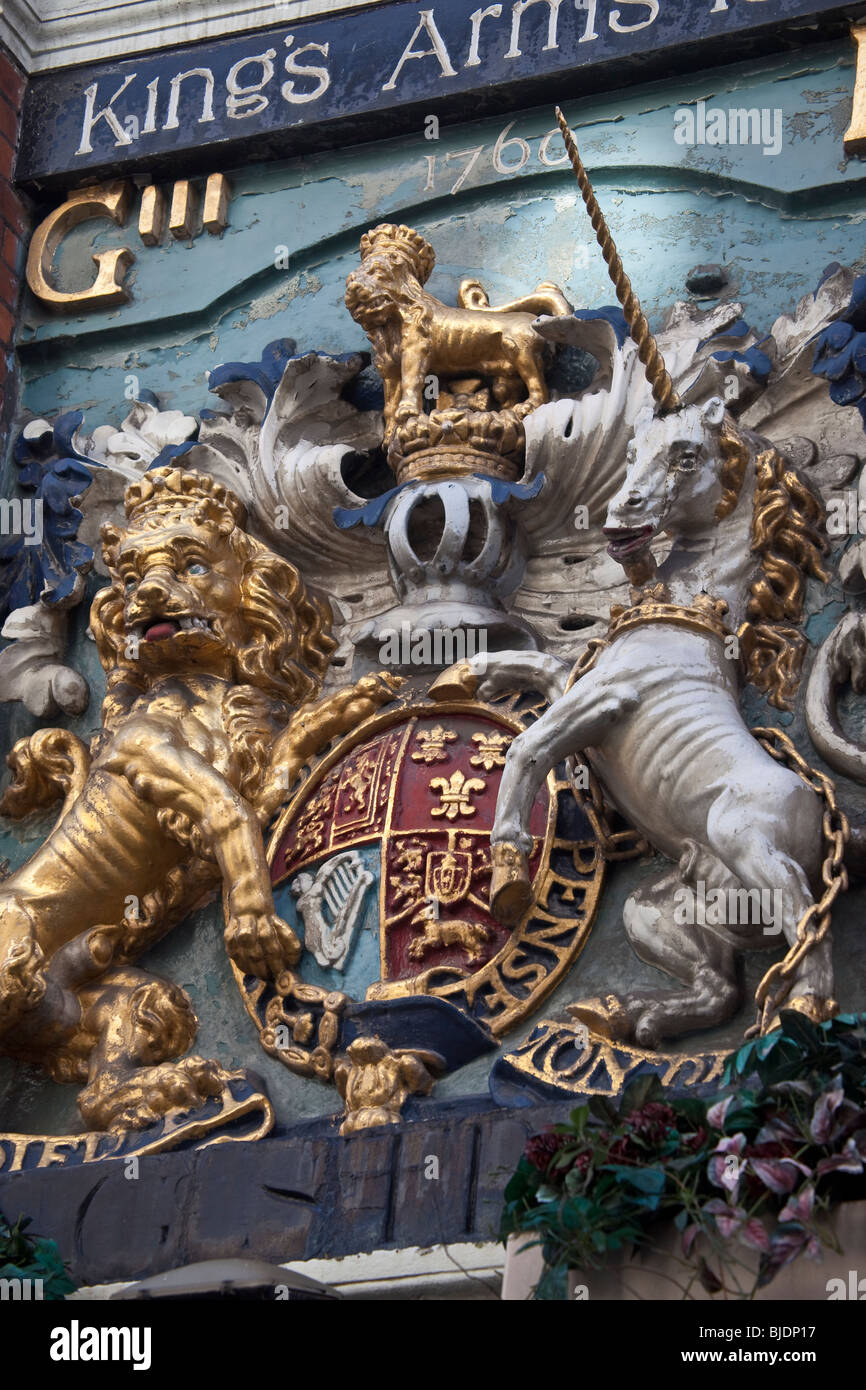 Londra,Southwark ; il re di braccia,Newcomen Street ; stemma reale preso dal vecchio ponte di Londra ; Gennaio 2010 Foto Stock