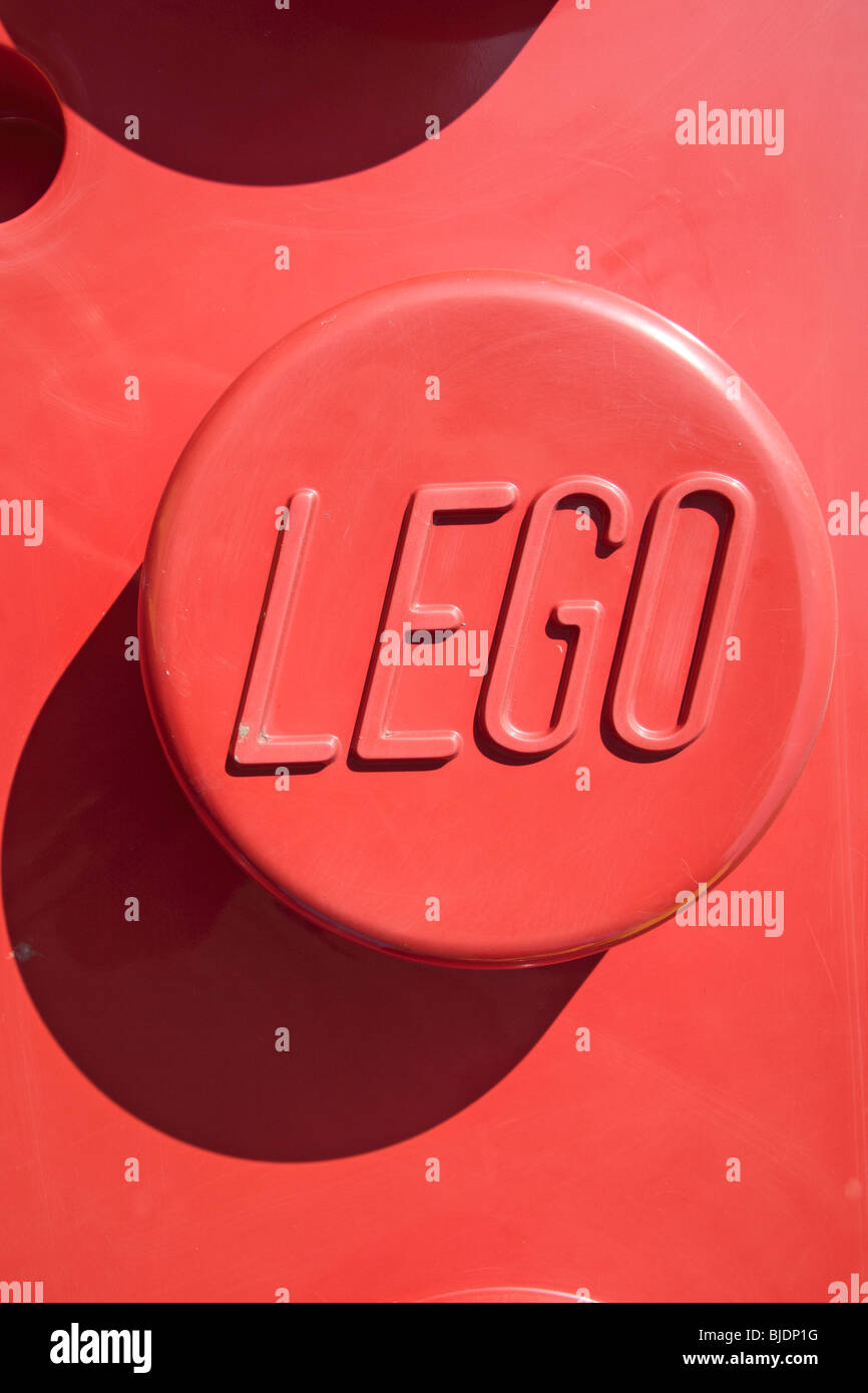 Close up Lego branding su un gigante rosso Lego blocco esterno Legoland, Windsor, Regno Unito. Foto Stock