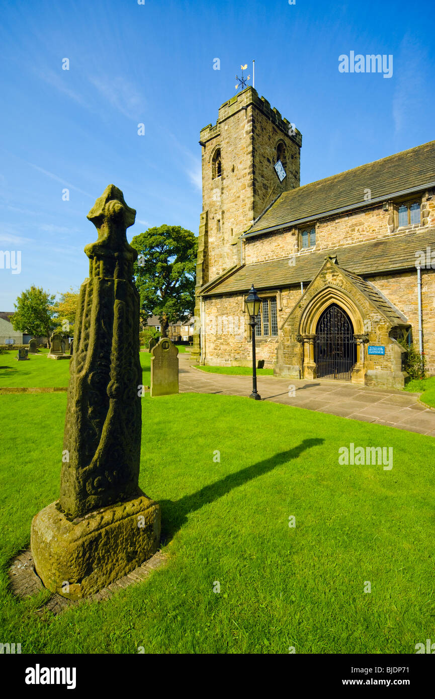 La Chiesa Parrocchiale di Santa Maria e di tutti i santi, Whalley, Lancashire, Inghilterra. La navata risale al 1200 circa, la torre c1440 Foto Stock