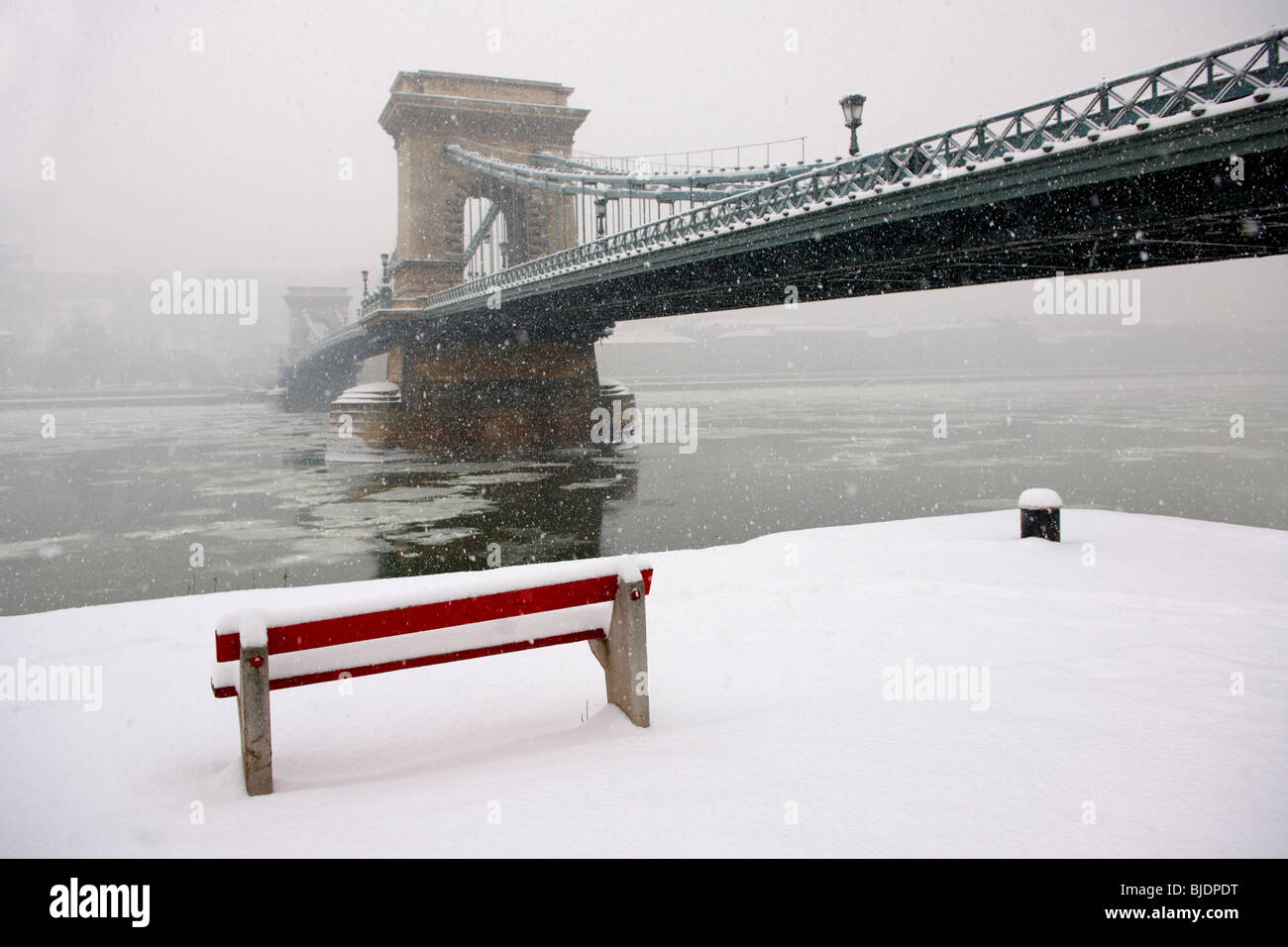 Il lato sud della Szechenyi lanchid (Chain Bridge) in inverno la neve. Budapest Ungheria stock foto. Foto Stock