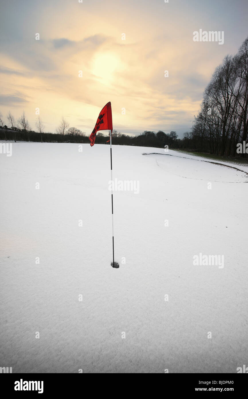 Campo da golf neve invernale bandiera del foro Foto Stock