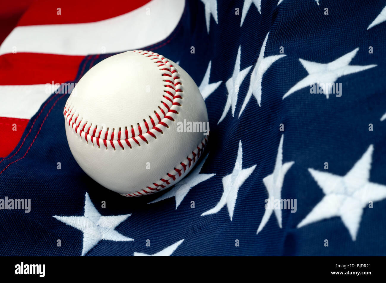 Una vista inclinata di un baseball sulla bandiera americana Foto Stock