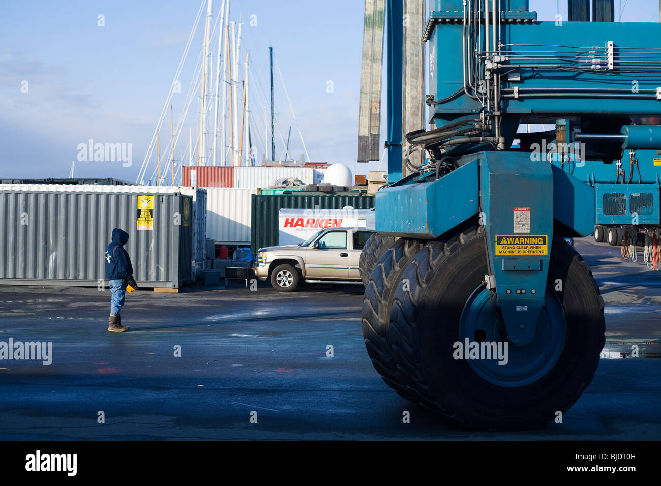 Un travel lift operatore controlla un 300 tonnellata marine travel lift nel Cantiere Navale di Newport nel Rhode Island. Foto Stock