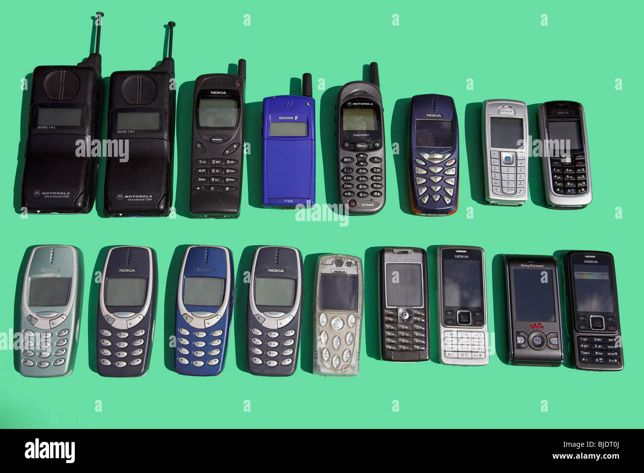 Collezione di vecchi telefoni cellulari Foto Stock