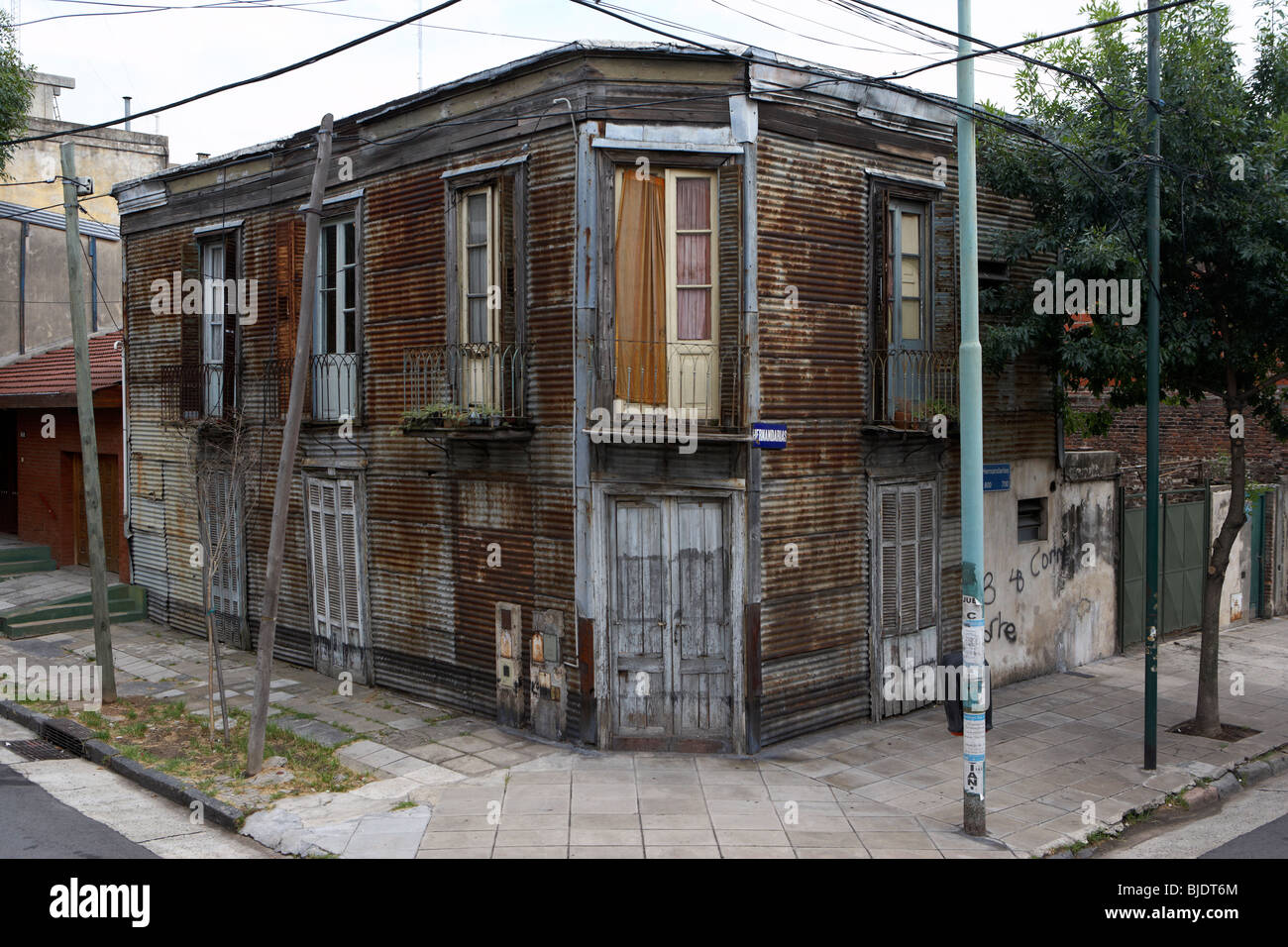Vecchia casa diroccata realizzati in legno e ferro corrugato a La Boca Capital Federal Buenos aires repubblica di Argentina Foto Stock