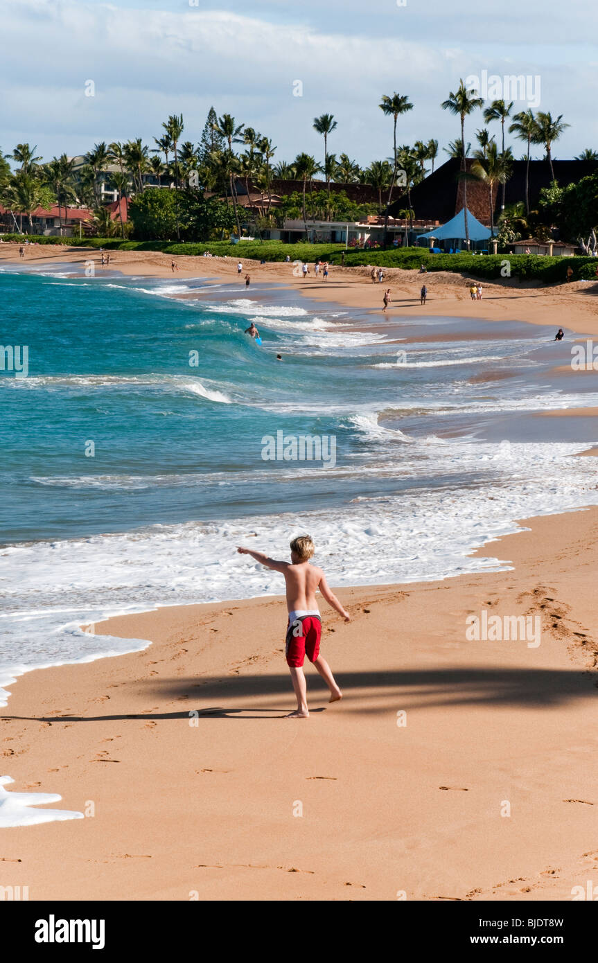 Ragazzo che puntano a una balena off Kaanapali Beach Maui Hawaii Foto Stock