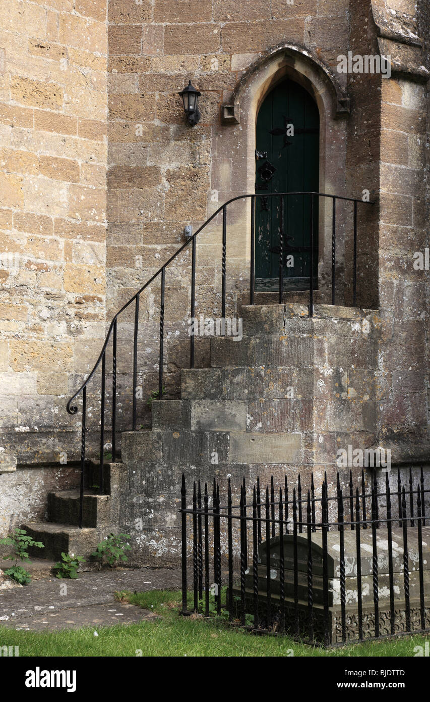 Passi nel nord Bradley Villaggio Chiesa, Wiltshire, Regno Unito Foto Stock