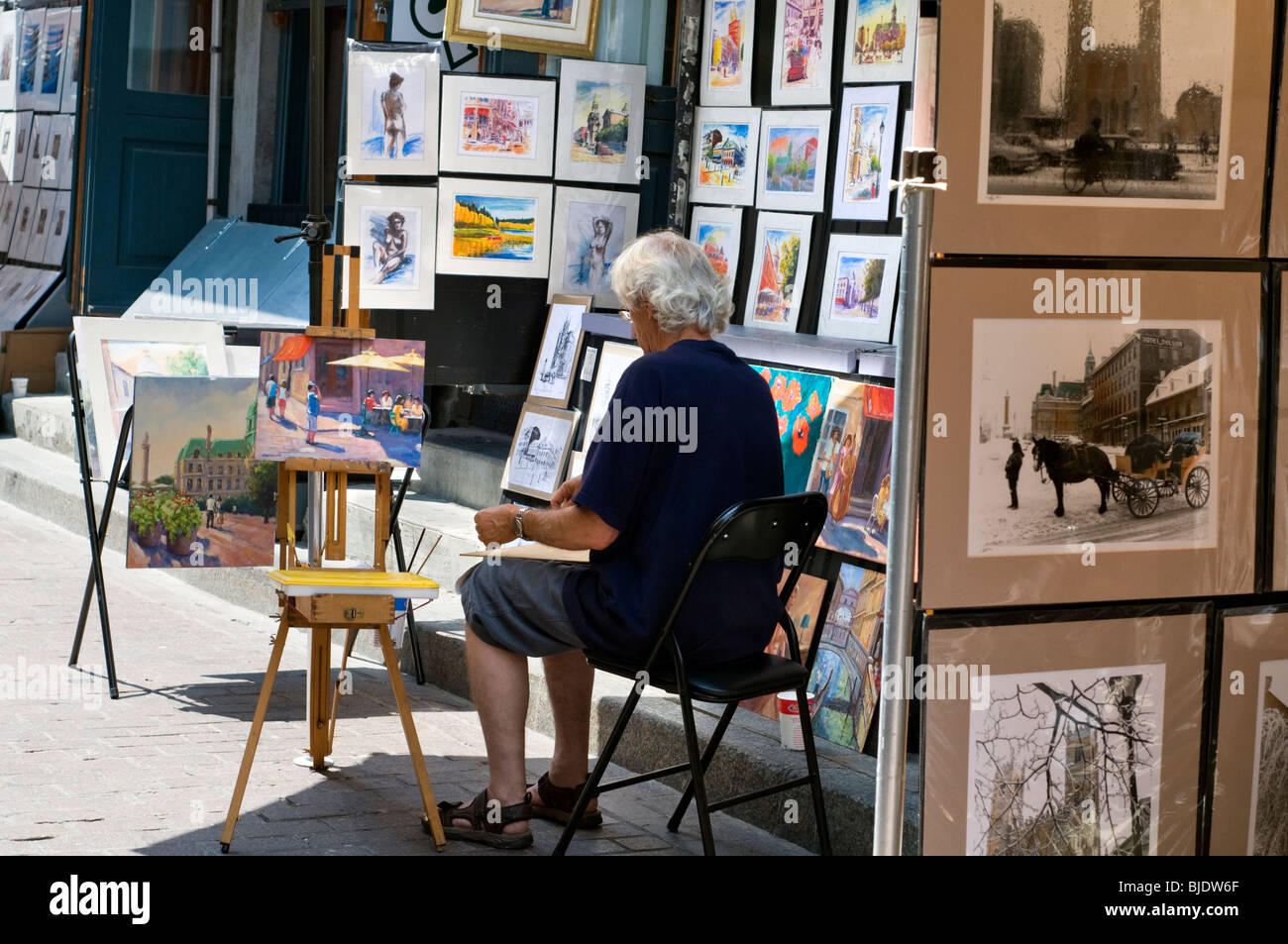 Un artista al lavoro nel vecchio quartiere del centro cittadino di Montreal in Quebec, Canada Foto Stock