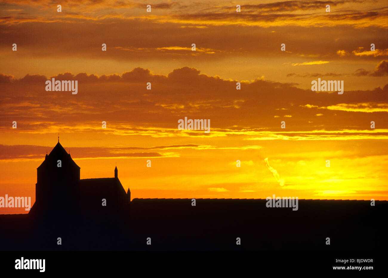 Il tramonto e la silhouette di una chiesa Foto Stock