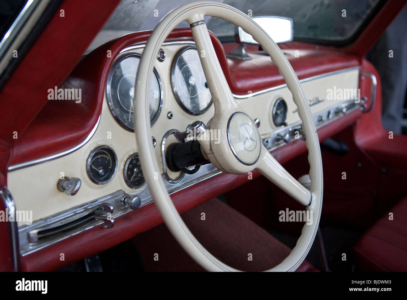 Il volante e il cruscotto di un 1955 Mercedes Benz 300 SL del portellone ad ala di gabbiano. Foto Stock