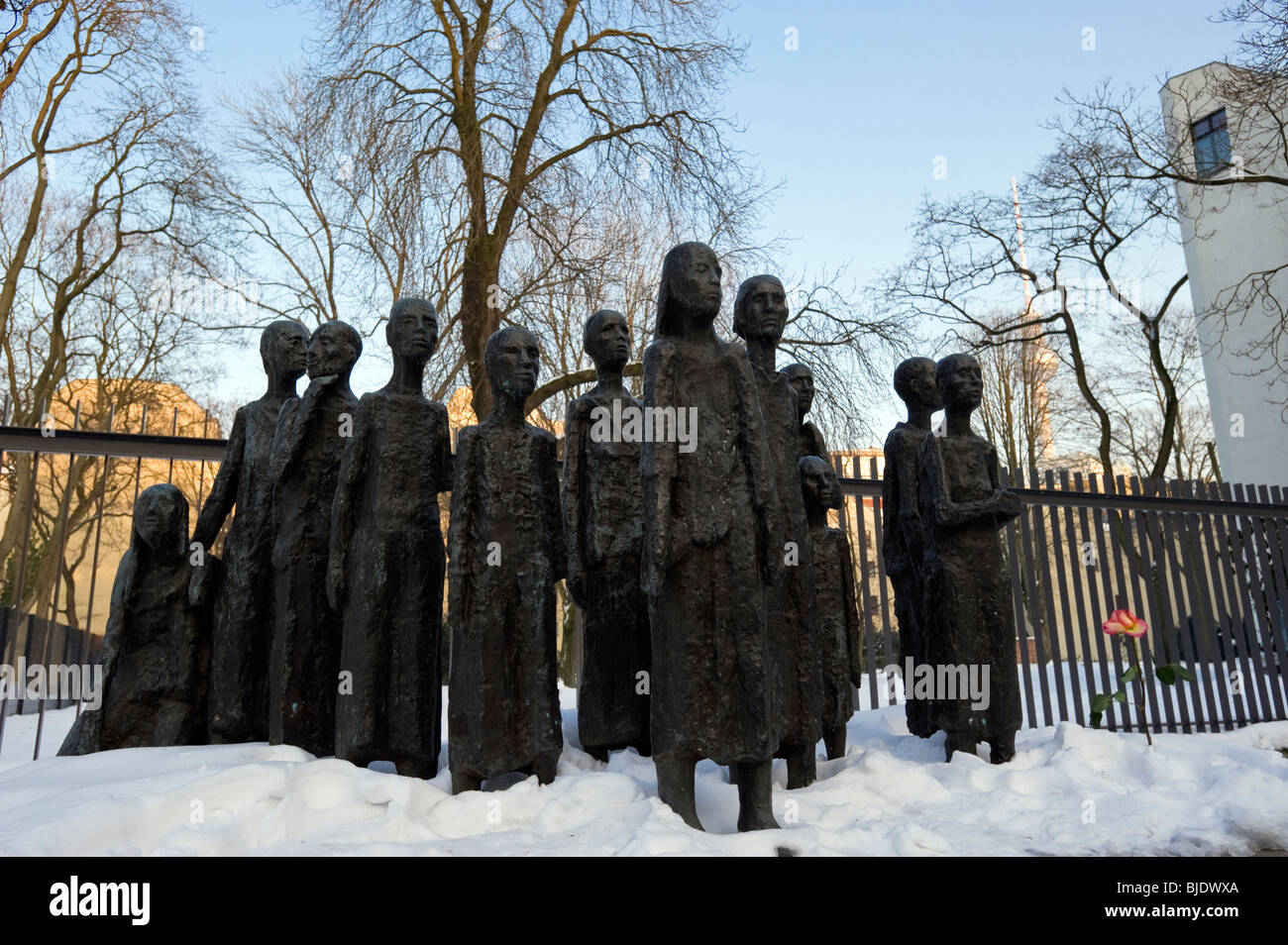 Scultura in bronzo - Ebrei vittime del fascismo, di fronte al cimitero ebraico, Grosse Hamburger Strasse, Berlino, Germania, Europa Foto Stock