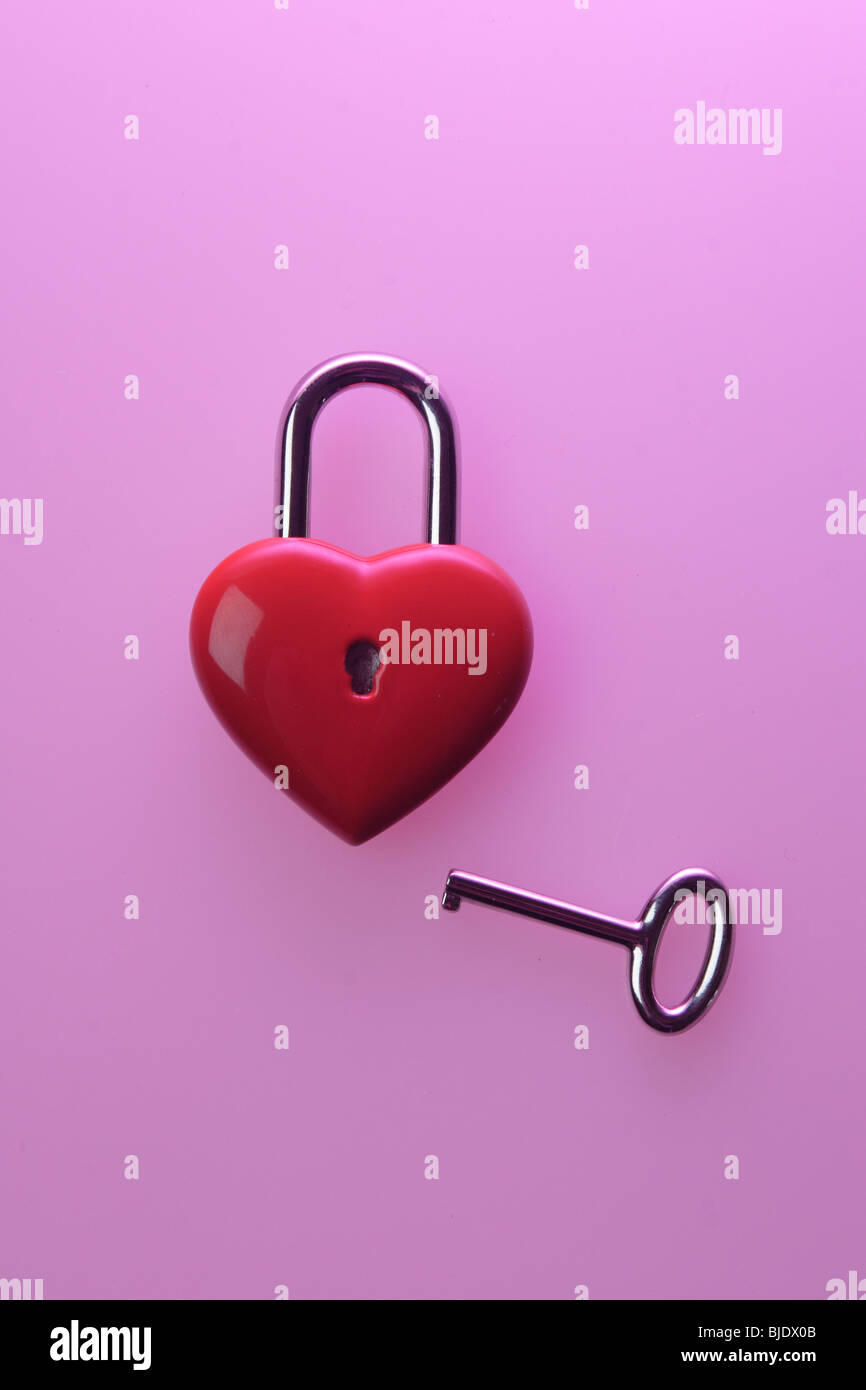 Cuore a forma di lucchetto con chiave Foto Stock