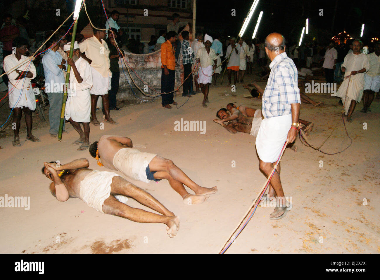 Festival Urul Angapradakshinam in kerala festival indù in cui devoto roll in percorsi ruvida e strada e raggiungere infine nella parte anteriore del Tempio Foto Stock