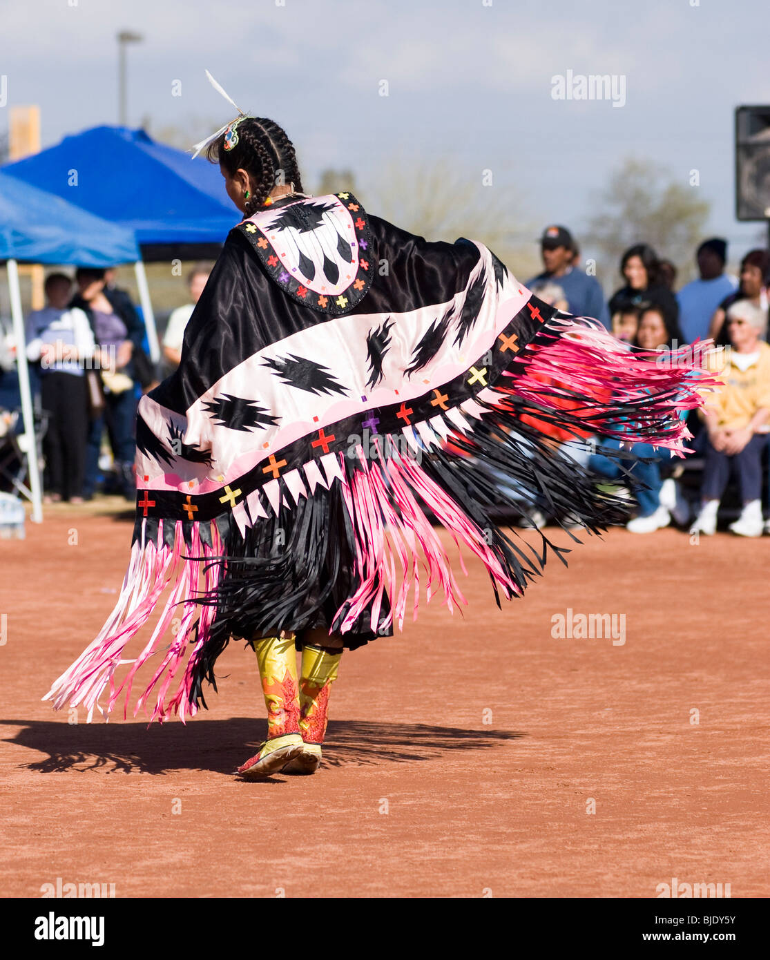 Native American ballerini in tradizionale regalia eseguire durante un Pow Wow. Foto Stock