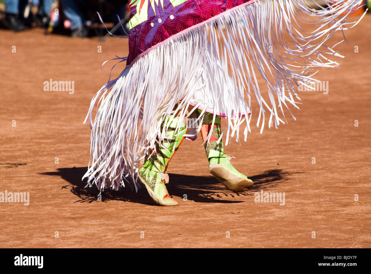 Native American ballerini in tradizionale regalia eseguire durante un Pow Wow. Foto Stock