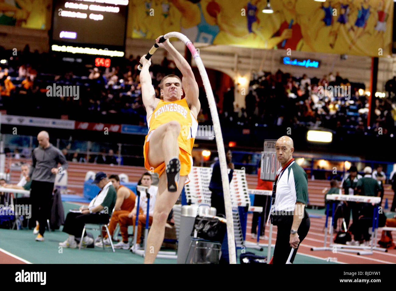 Pole Vaulter perfettamente esegue il 'estrarre' usando un palo in fibra di vetro --nuovo equilibrio Collegiata Invitational 2010 Foto Stock