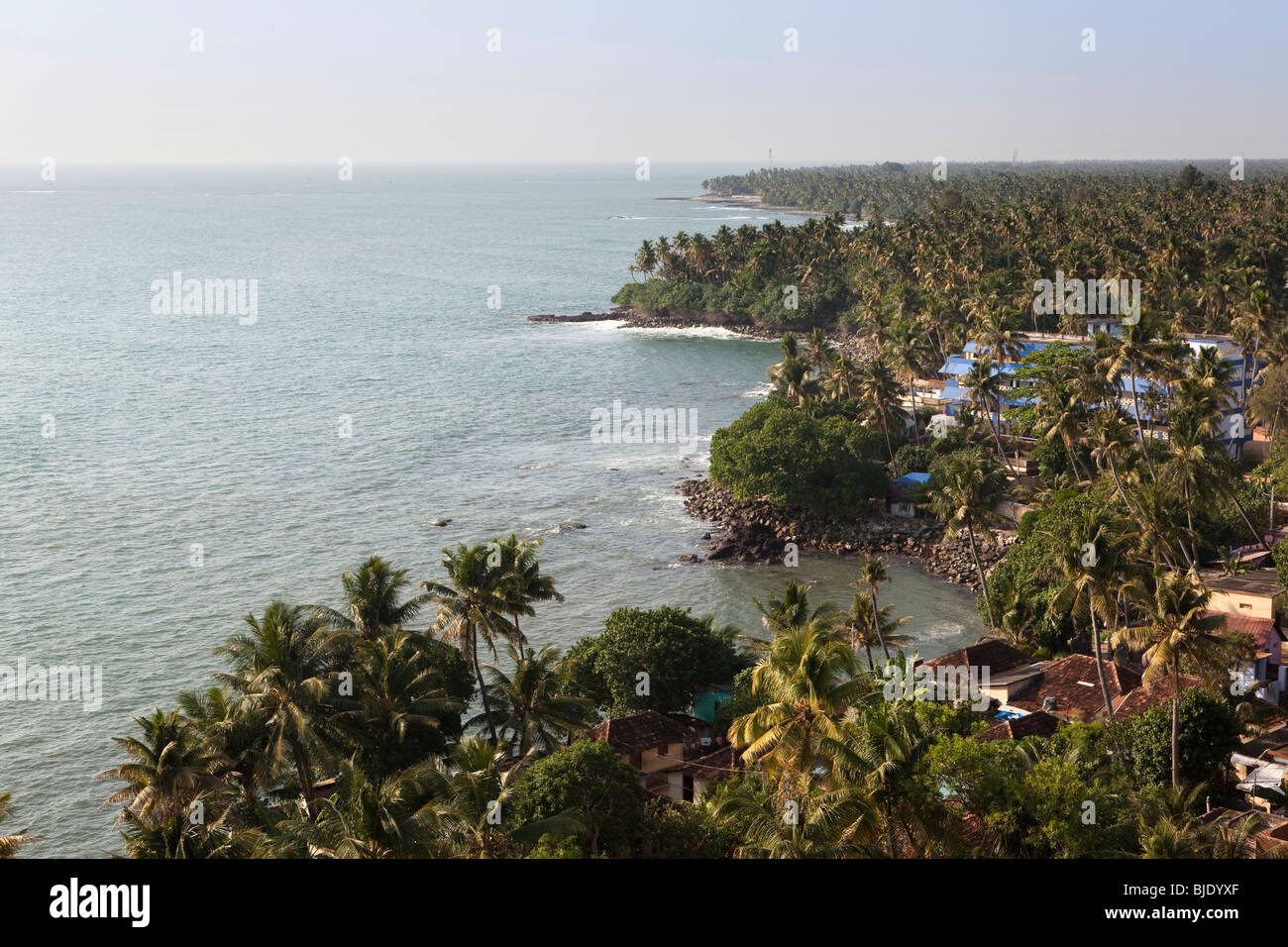 India Kerala, Quilon, vista in elevazione della costa e proprietà costiere dal faro Foto Stock