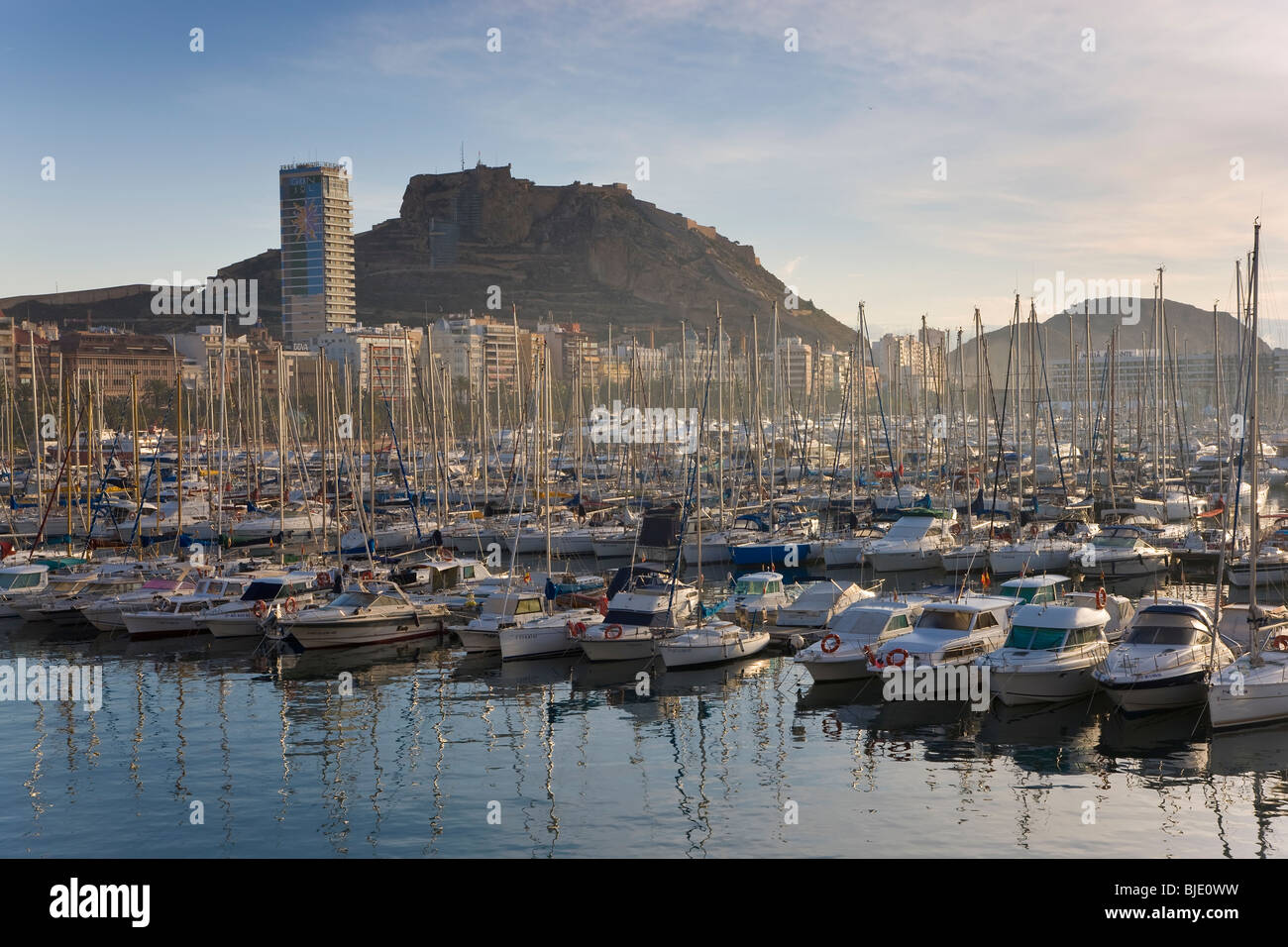 Alicante, Alicante provincia Capitale della Costa Blanca Spagna vista sul porto al castello di Santa Barbara Foto Stock