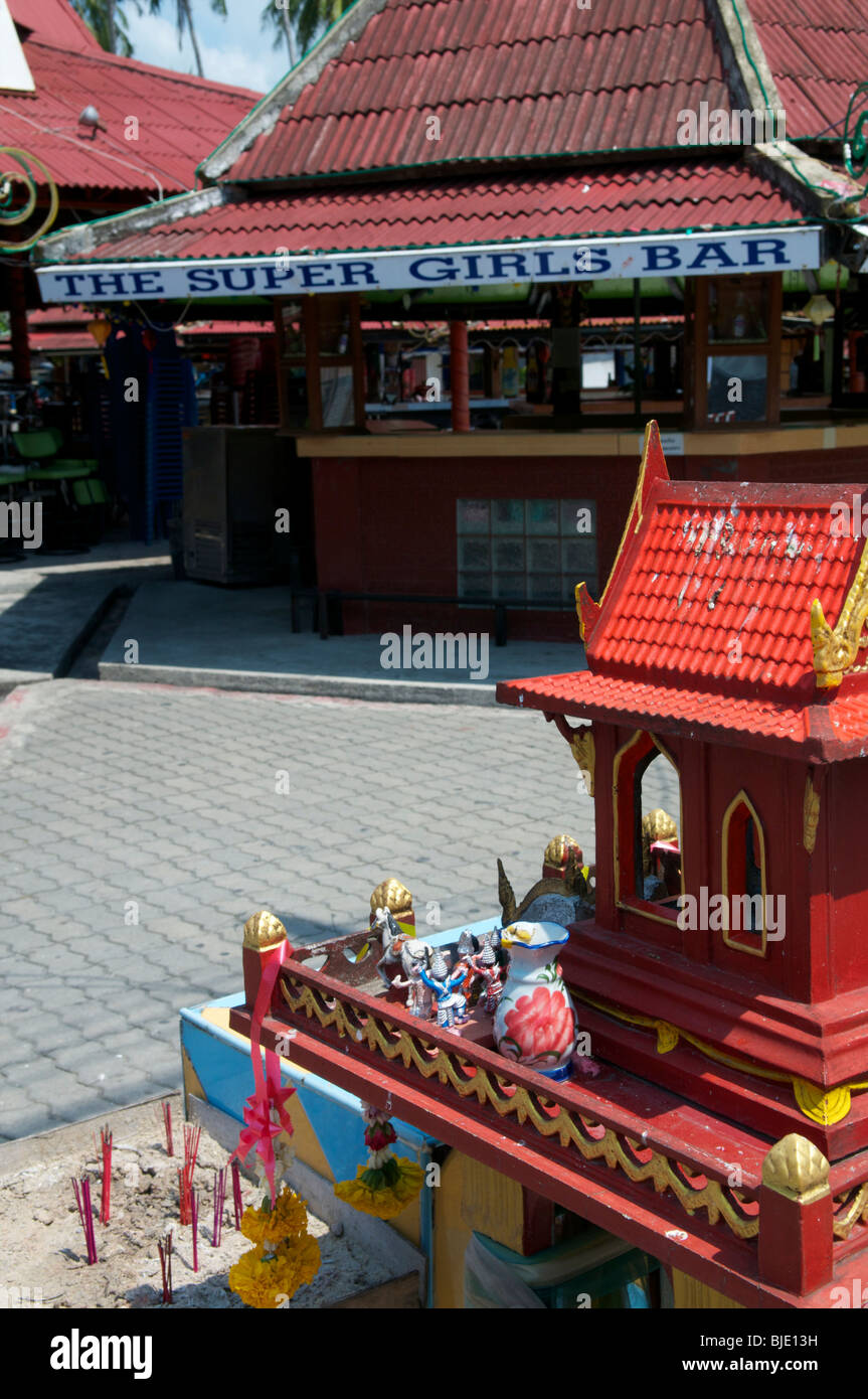 Casa degli Spiriti accanto a go go bar in Koh Samui Foto Stock