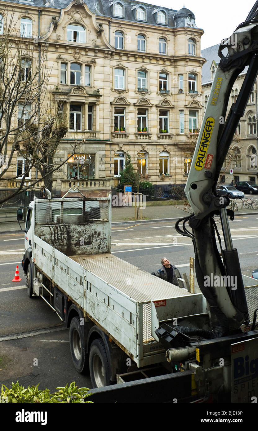 Autogru montata su camion scarico di merci Foto Stock