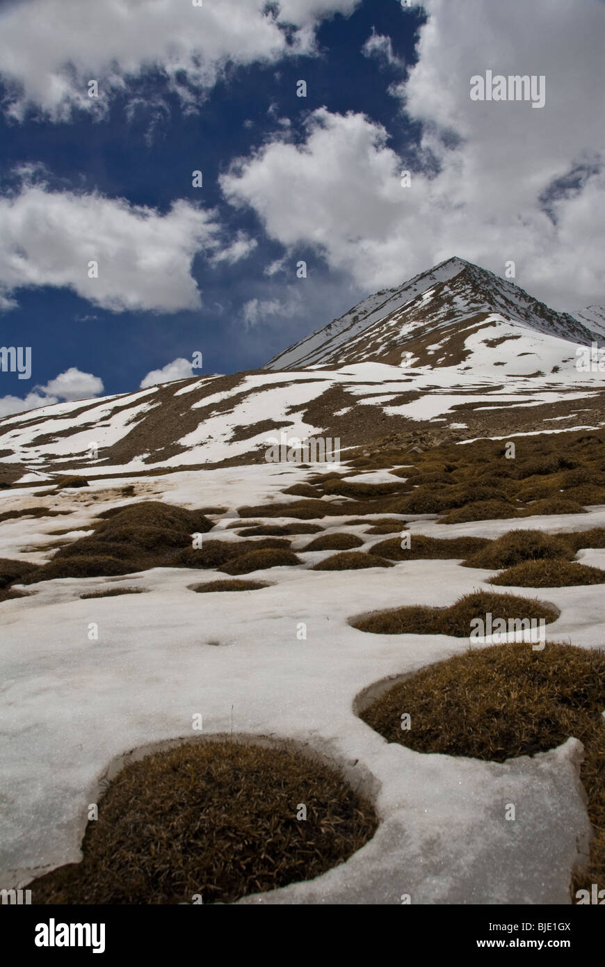 Montagne innevate nella valle di Jelandy, il Pamir Highway, Tagikistan. Foto Stock