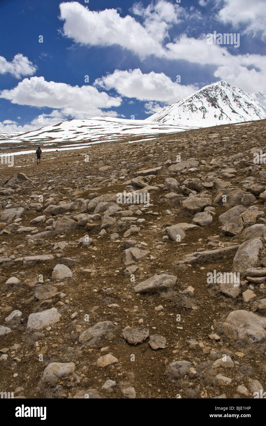Escursionista presso le montagne innevate di Jelandy, il Pamir Highway, Tagikistan. Foto Stock