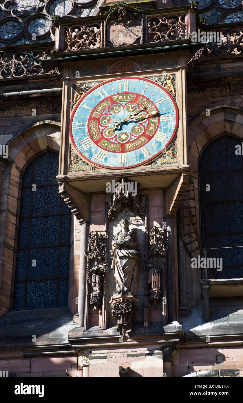 Strasburgo, Notre Dame cattedrale gotica del XIV secolo, Schwilgué dell'orologio, la Vergine Maria con Bambino statua sopra il portale di giudizio, Alsazia, Francia, Europa Foto Stock