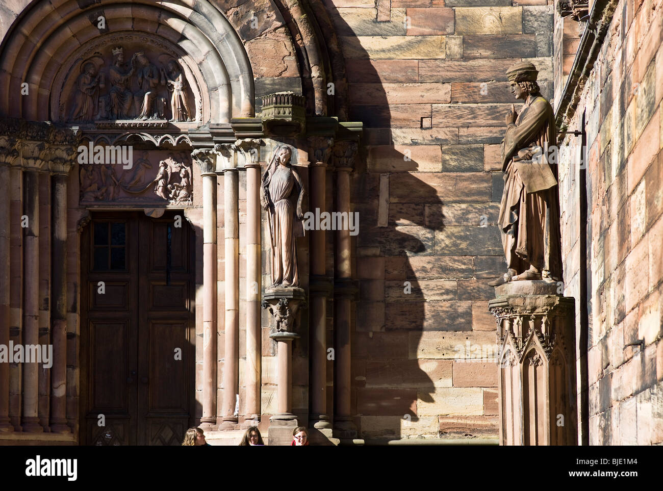 Strasburgo, Notre Dame cattedrale gotica del XIV secolo, sentenza portal, benda sinagoga e Erwin von Steinbach statue, Alsazia, Francia, Europa Foto Stock