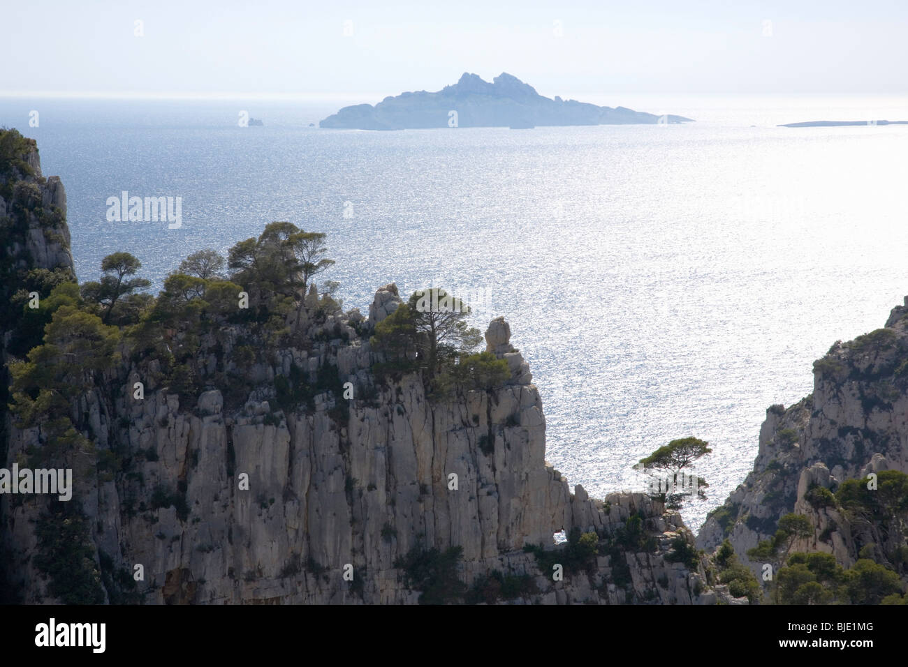 Cassis, Provenza, Francia. Vista dell'Ile de Riou da una scogliera sopra la Calanque d'En Vau. Foto Stock