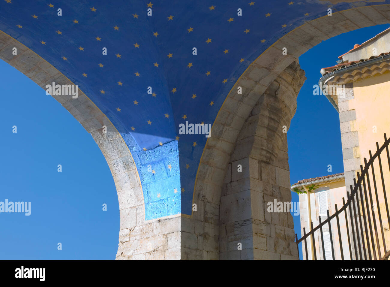 Hyères, Provenza, Francia. Star-studded tetto del portico di ingresso della Collégiale St-Paul. Foto Stock