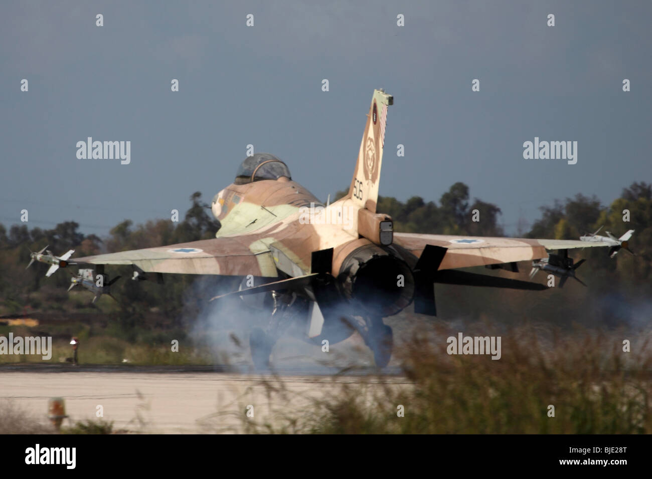 Forza Aerea israeliana (IAF) F-16D jet da combattimento in take off Foto Stock
