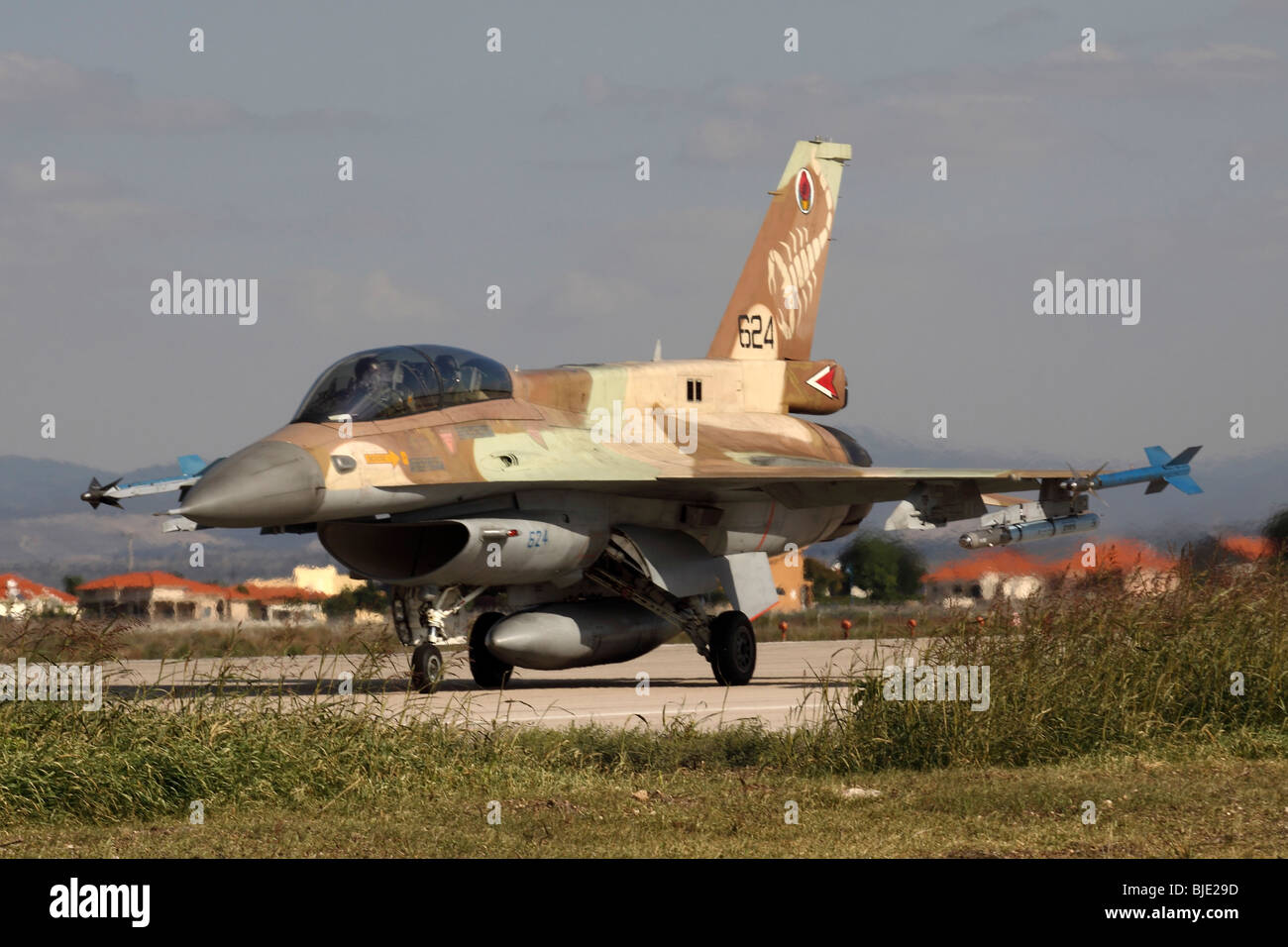 Forza Aerea israeliana (IAF) F-16D jet da combattimento in take off Foto Stock