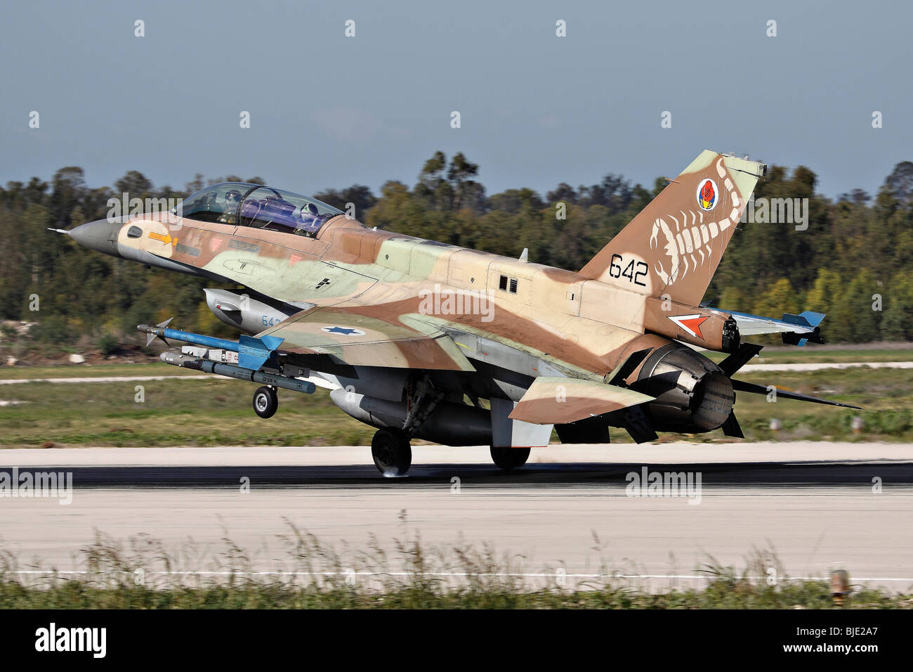 Forza Aerea israeliana (IAF) F-16D jet da combattimento in take off Foto Stock