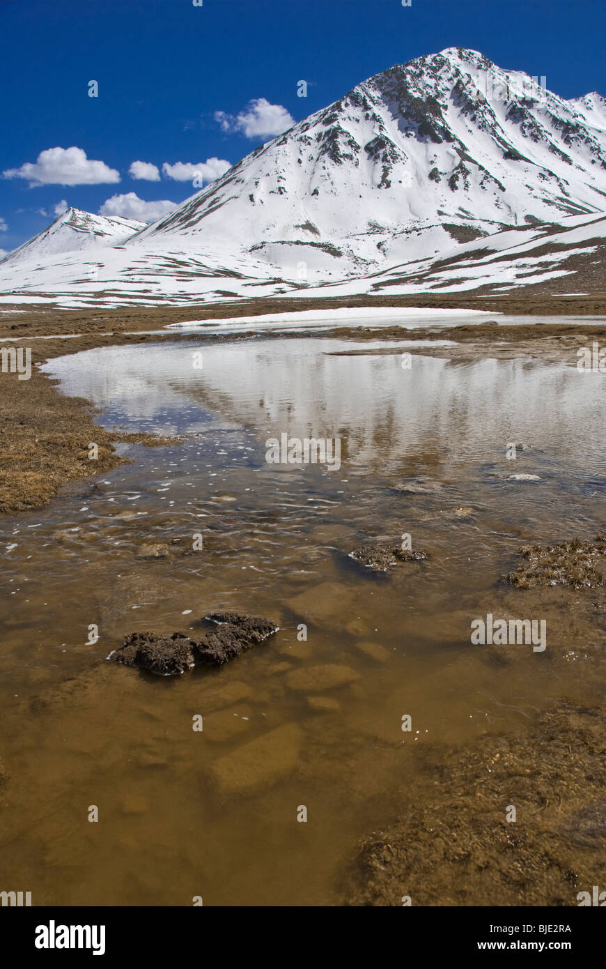 Vista di un lago di montagna intorno a Jelandy, il Pamir Highway, Tagikistan Foto Stock