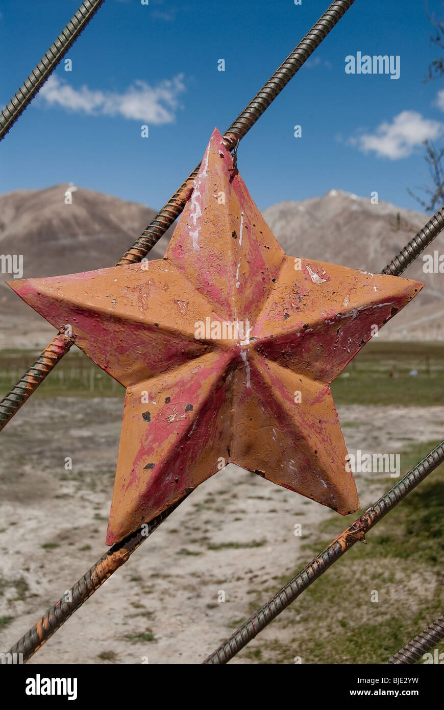 A cinque punte stella rossa in un recinto, Jelandy, Tagikistan. Foto Stock