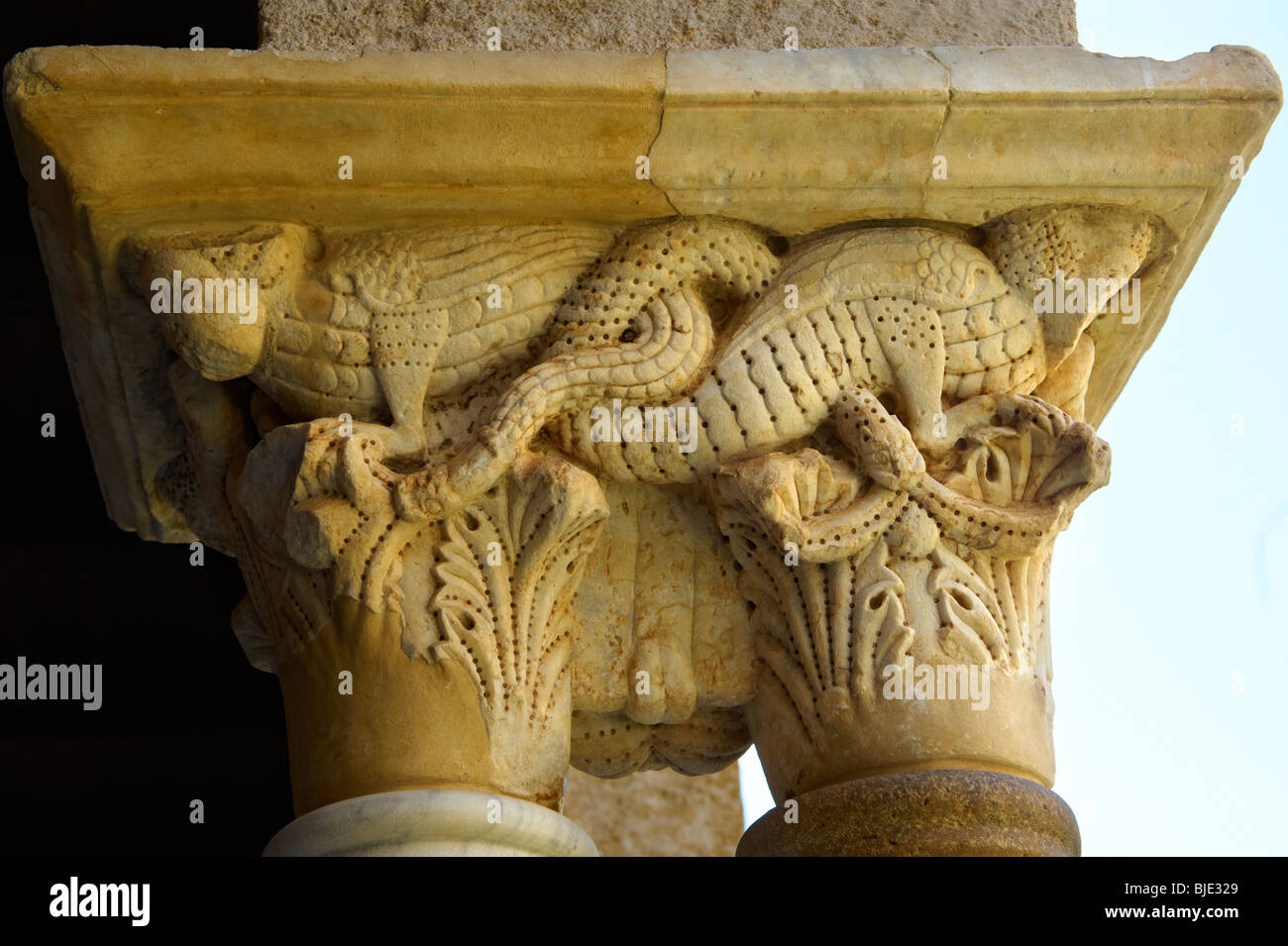 Chiostro medievale capitelli delle colonne del Duomo e il Duomo di Cefalù [Cefaú] Sicilia Foto Stock