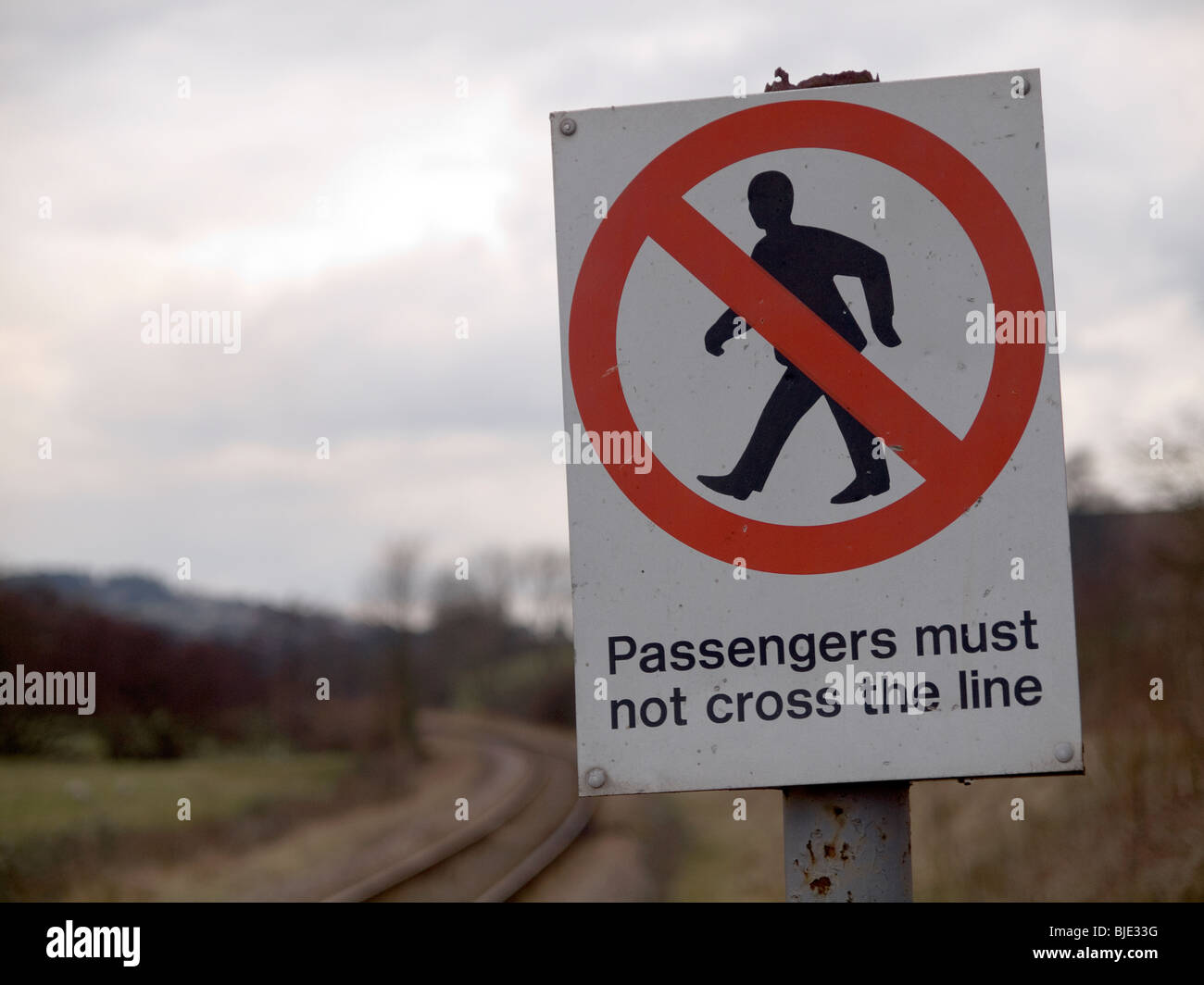 Avviso "passeggeri non devono attraversare la linea' su una piccola stazione ferroviaria rurale nel North Yorkshire Foto Stock
