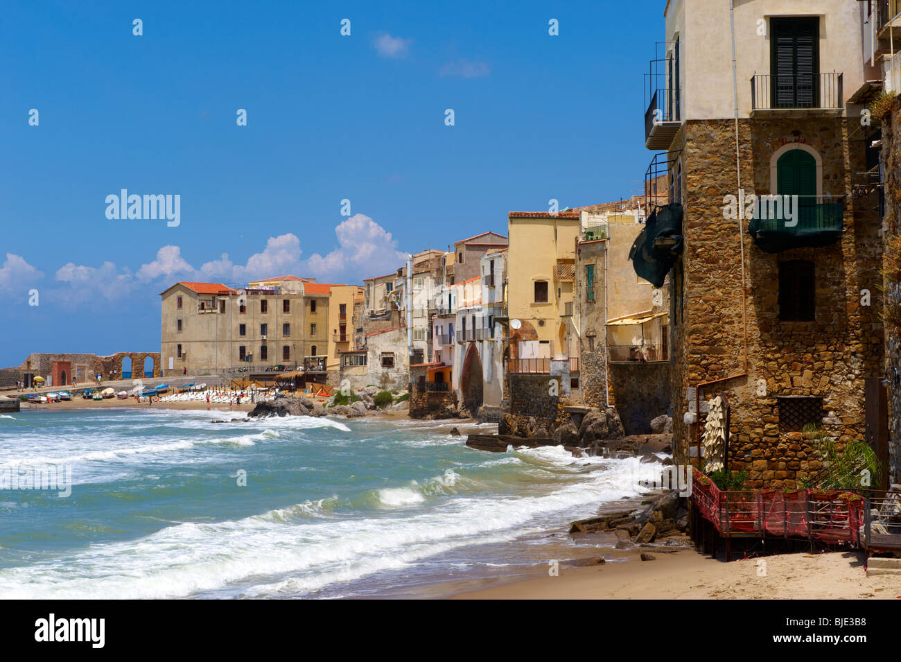 Case medioevali e il lungomare di vecchi Cefalu [Cefaú] Sicilia Foto Stock