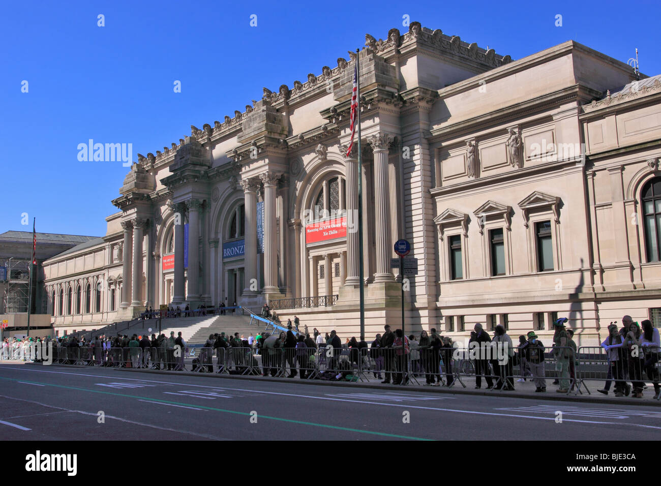 La folla attende l'inizio della festa di San Patrizio sfilano davanti al Metropolitan Museum of Art il 5 Ave. La città di New York Foto Stock