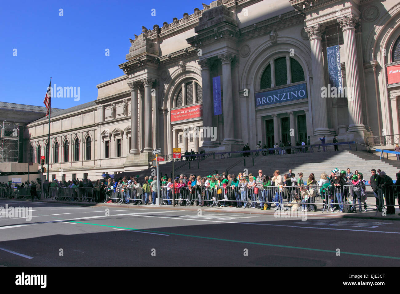 La folla attende l'inizio della festa di San Patrizio sfilano davanti al Metropolitan Museum of Art il 5 Ave. La città di New York Foto Stock