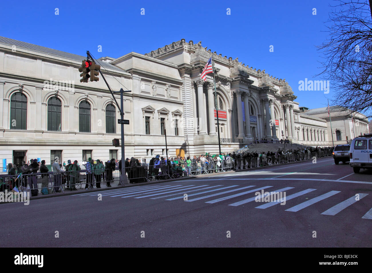 La folla attende l'inizio della festa di San Patrizio sfilano di fronte al Metropolitan Museum of Art il 5 Ave. La città di New York Foto Stock
