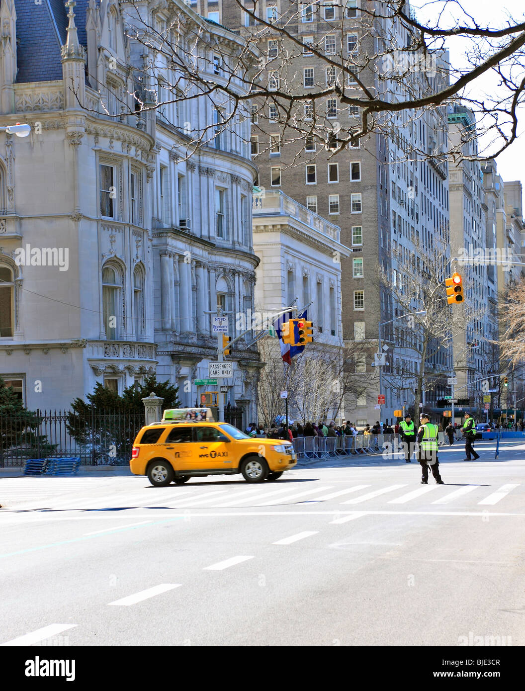 Il Taxi attraversa 5th Ave., Manhattan New York City Foto Stock