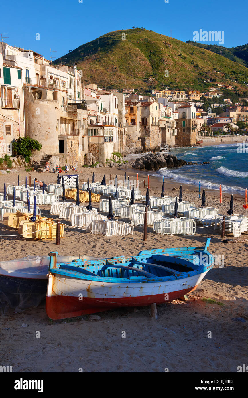 Case medioevali e il lungomare di vecchi Cefalu [Cefaú] Sicilia Foto Stock