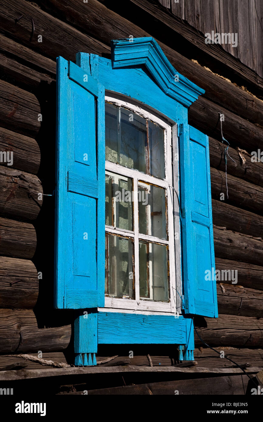 Legno decorativo sulla casa, Listvyanka, Lago Baikal, Siberia, Russia Foto Stock