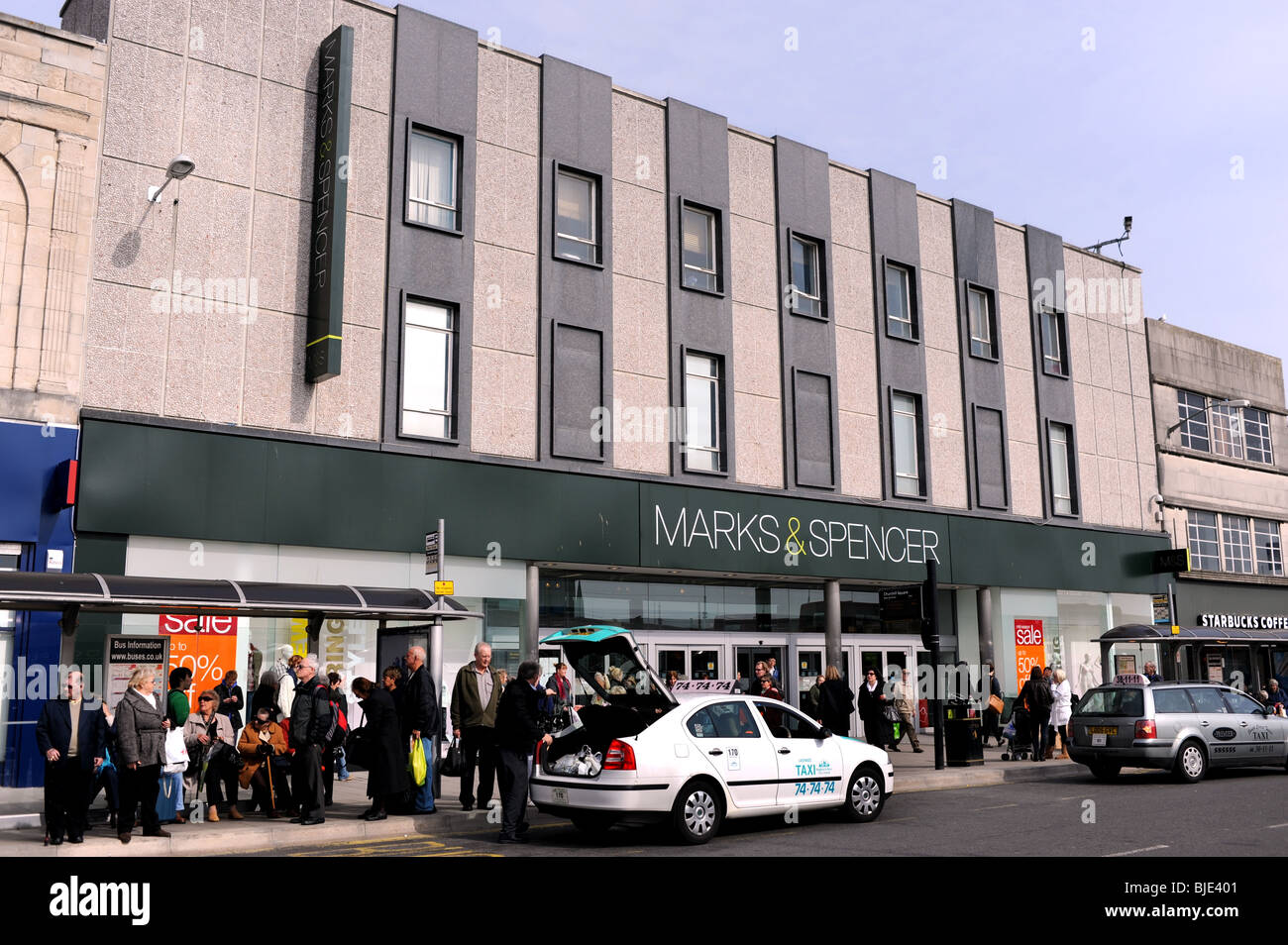 Gli amanti dello shopping al di fuori di Marks & Spencer department store in Brighton Regno Unito Foto Stock