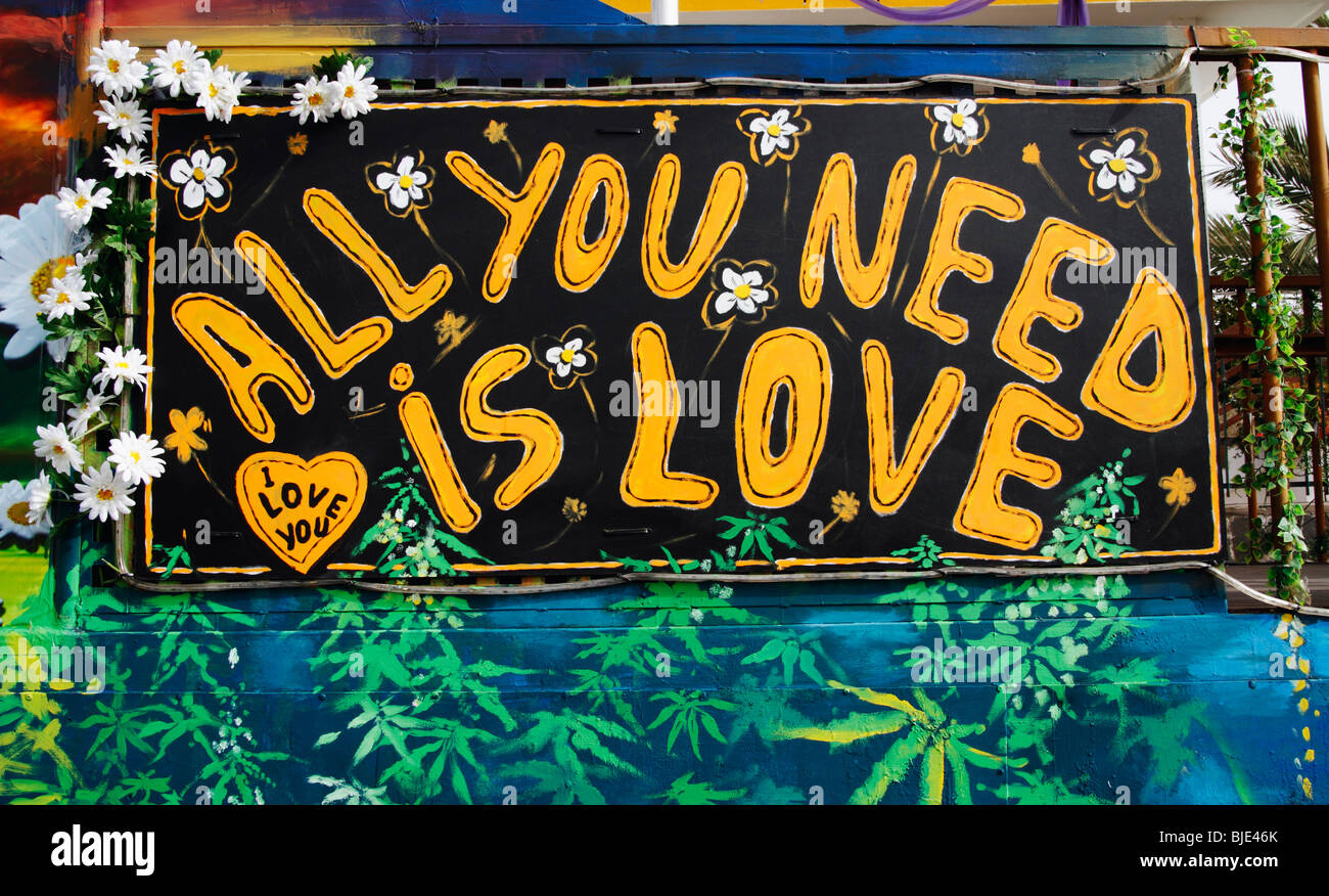 "Tutto ciò di cui hai bisogno è l'amore" dipinta sul galleggiante a carnevale in Spagna Foto Stock