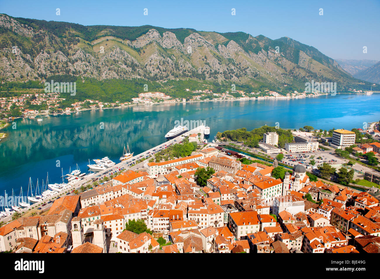 La Baia di Kotor da fortificazioni sopra la città di Cattaro, Montenegro Foto Stock