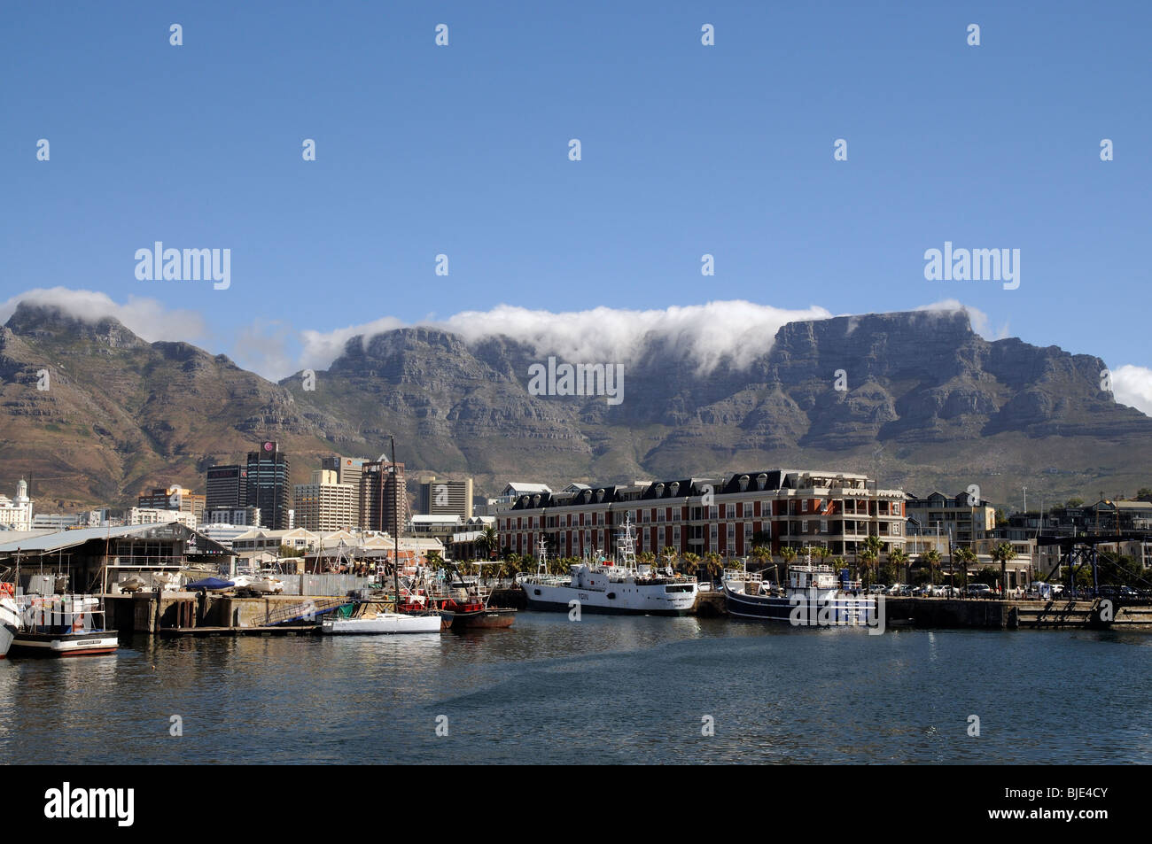 Vista del paesaggio di Table Mountain e Cape Grace Hotel sul lungomare. Cape Town Harbour Sud Africa Foto Stock