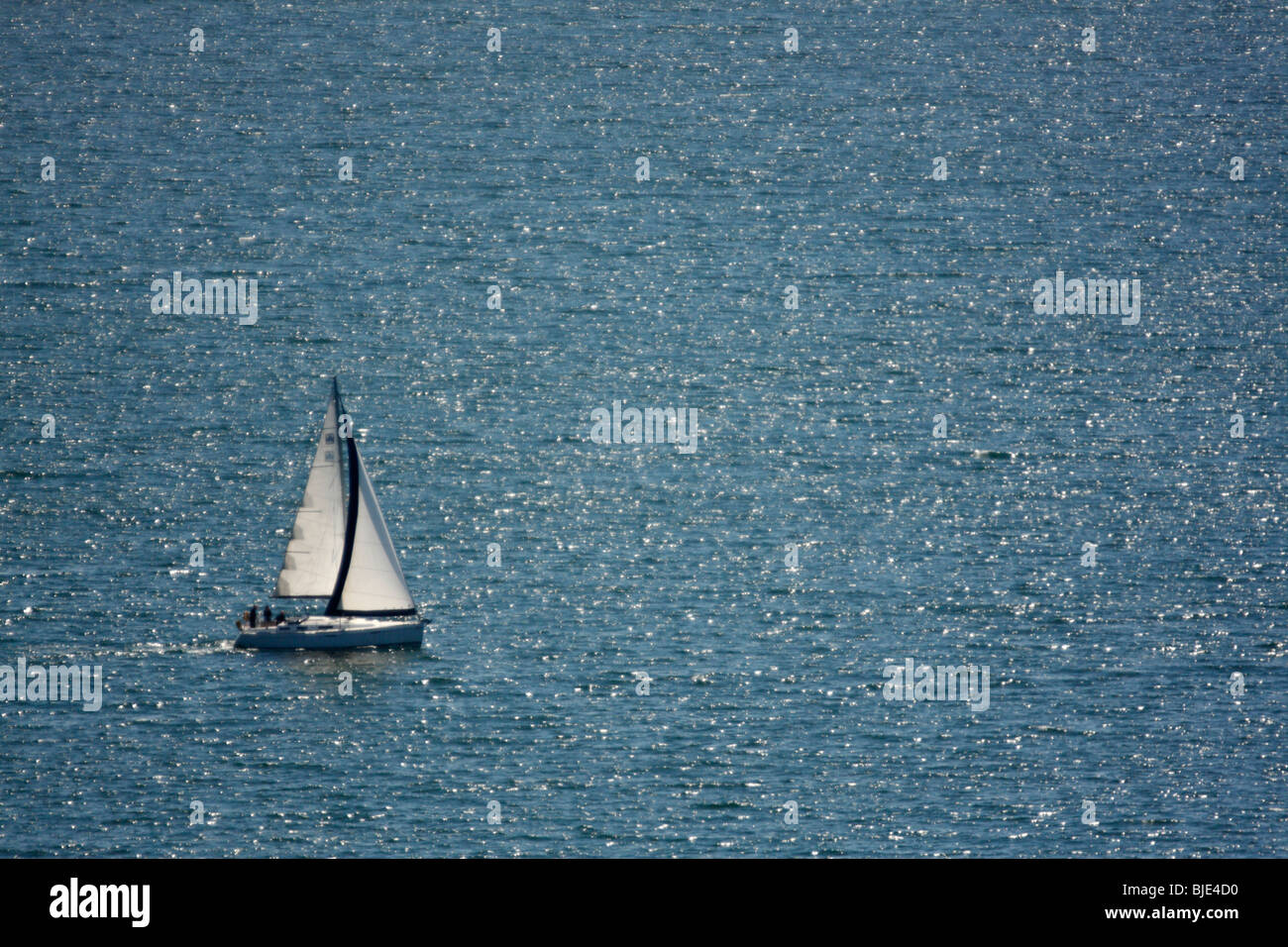 Noleggio barca a vela su un oceano blu Foto Stock