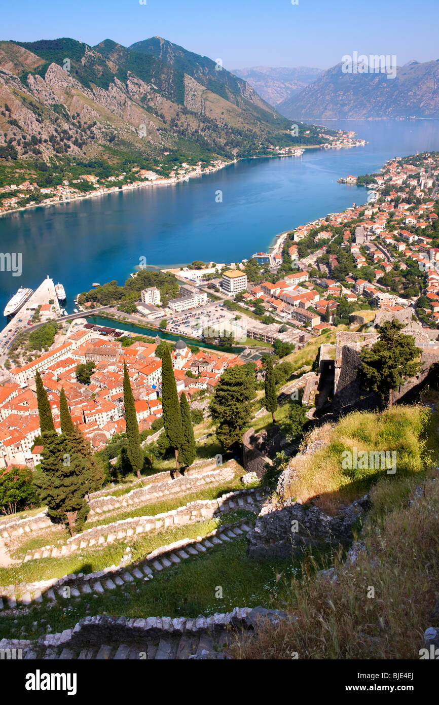 La Baia di Kotor da fortificazioni sopra la città di Cattaro, Montenegro Foto Stock